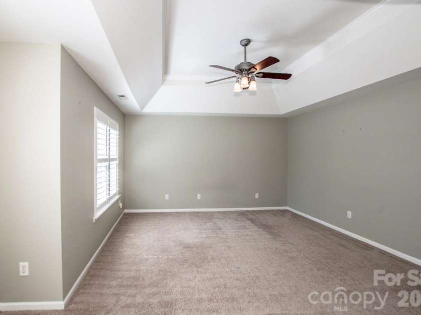 16908 Hampton Crossing Drive, Huntersville, NC 28078.  MLS# CAR4427172, YatesRealty ID 54652. Large Primary Suite w/Tre-Ceiling