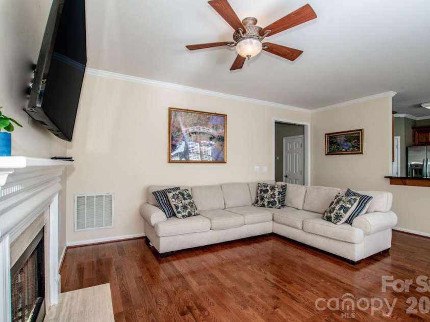 16908 Hampton Crossing Drive, Huntersville, NC 28078.  MLS# CAR4427172, YatesRealty ID 54652. Livingroom