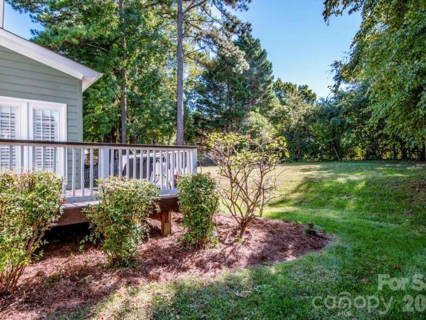 16908 Hampton Crossing Drive, Huntersville, NC 28078.  MLS# CAR4427172, YatesRealty ID 54652. Side Yard