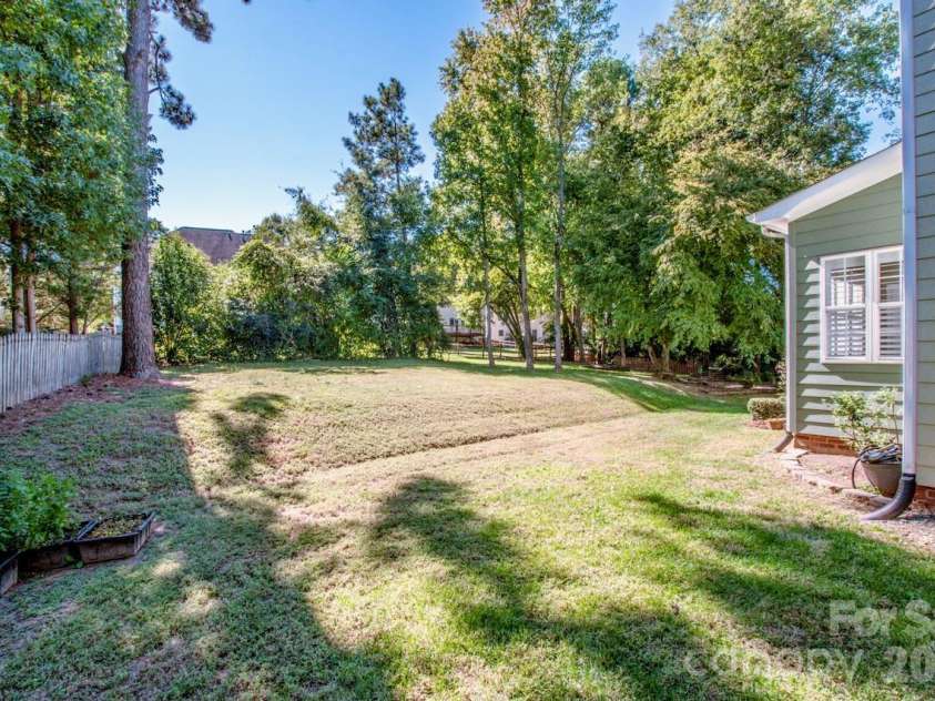 16908 Hampton Crossing Drive, Huntersville, NC 28078.  MLS# CAR4427172, YatesRealty ID 54652. Side Yard Garden with Open Backyard Space
