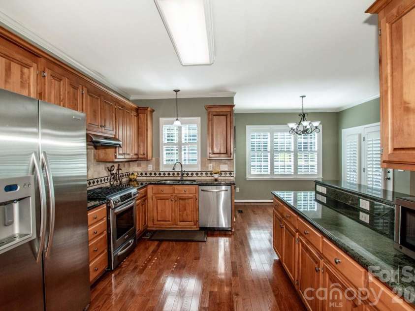 16908 Hampton Crossing Drive, Huntersville, NC 28078.  MLS# CAR4427172, YatesRealty ID 54652. Spacious Kitchen