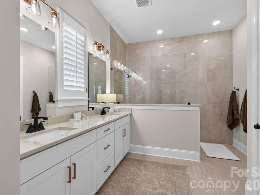 1018 Lowland Way, Waxhaw, NC 28173.  MLS# CAR4427578, YatesRealty ID 54654. Primary Bathroom with Double Vanities