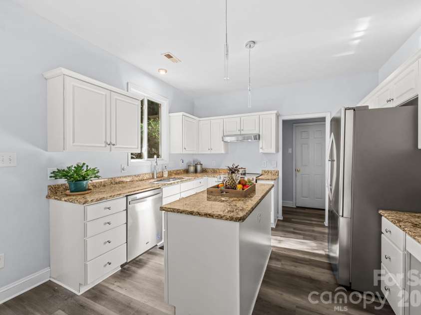 5520 Waverly Lynn Lane, Charlotte, NC 28269.  MLS# CAR4424437, YatesRealty ID 54656. 