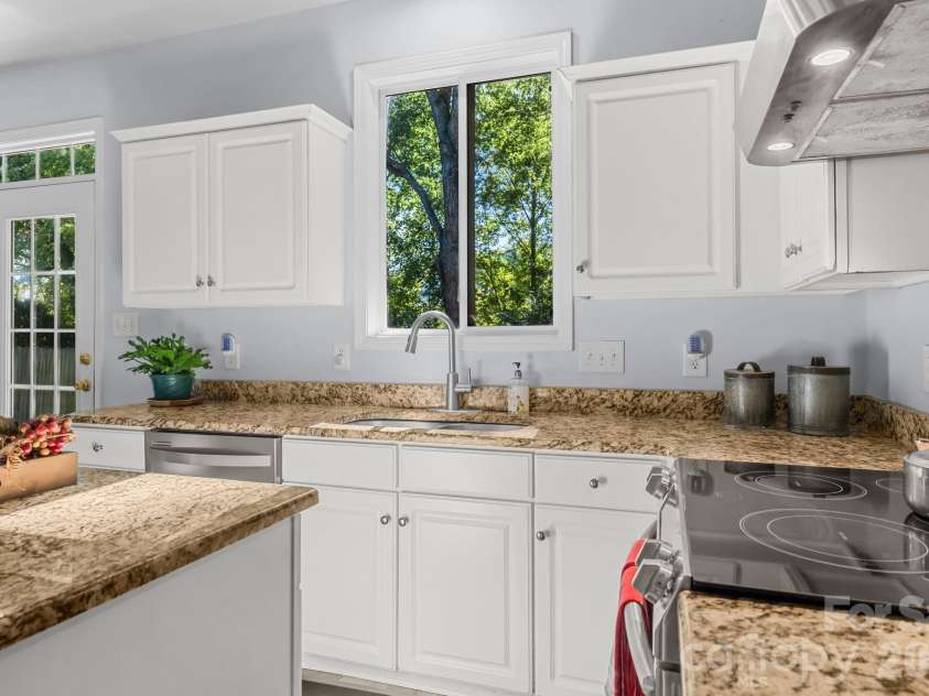 5520 Waverly Lynn Lane, Charlotte, NC 28269.  MLS# CAR4424437, YatesRealty ID 54656. 