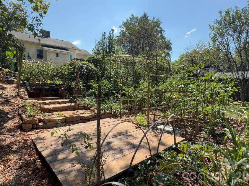 201 Logan Avenue, Asheville, NC 28806.  MLS# CAR4426540, YatesRealty ID 54658. Multiple Outdoor Platforms