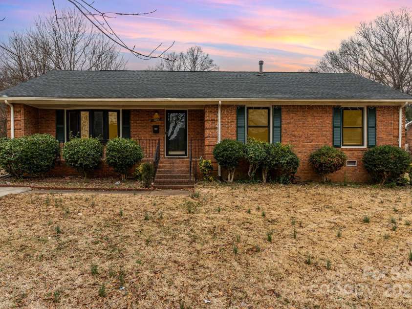 4815 Carriage Drive Circle, Charlotte, NC 28205.  MLS# CAR4222349, YatesRealty ID 5466. 