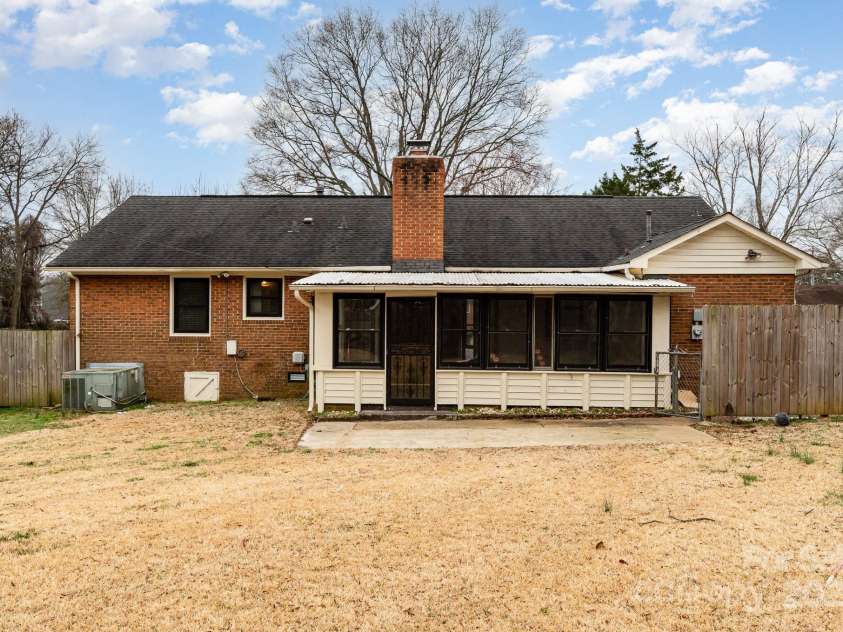 4815 Carriage Drive Circle, Charlotte, NC 28205.  MLS# CAR4222349, YatesRealty ID 5466. 