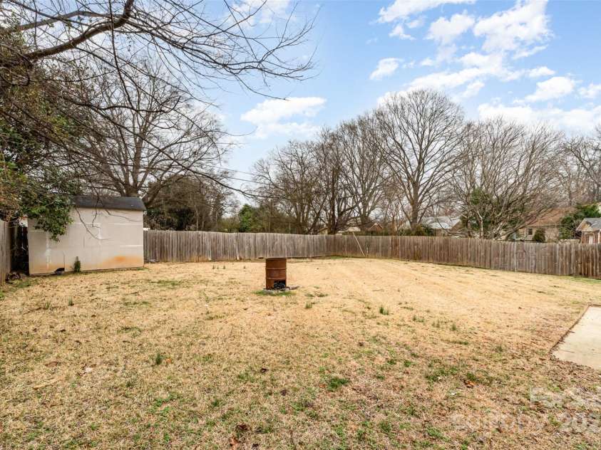 4815 Carriage Drive Circle, Charlotte, NC 28205.  MLS# CAR4222349, YatesRealty ID 5466. 