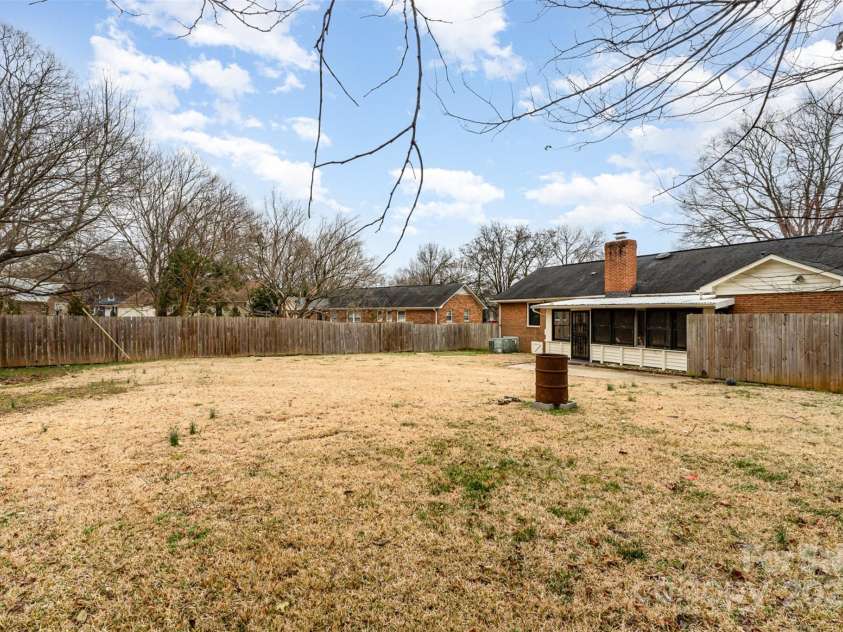 4815 Carriage Drive Circle, Charlotte, NC 28205.  MLS# CAR4222349, YatesRealty ID 5466. 