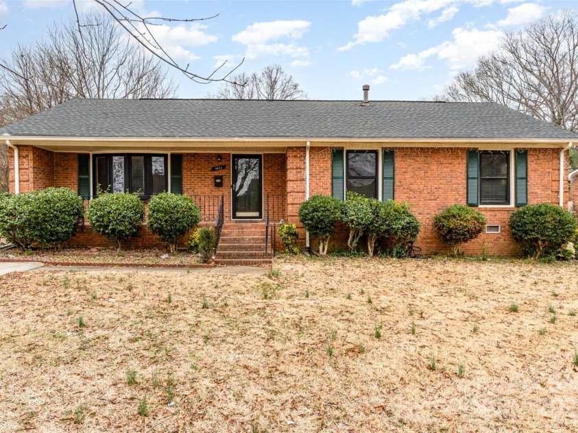 4815 Carriage Drive Circle, Charlotte, NC 28205.  MLS# CAR4222349, YatesRealty ID 5466. 