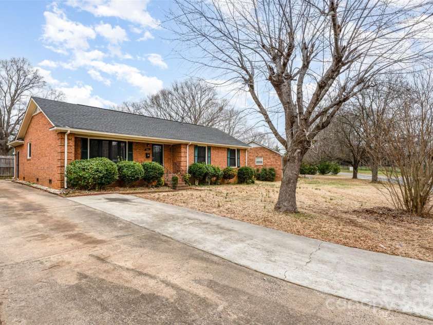 4815 Carriage Drive Circle, Charlotte, NC 28205.  MLS# CAR4222349, YatesRealty ID 5466. 