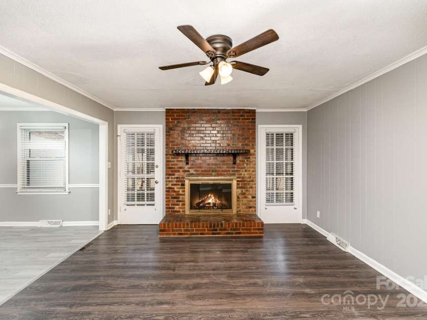 4815 Carriage Drive Circle, Charlotte, NC 28205.  MLS# CAR4222349, YatesRealty ID 5466. 