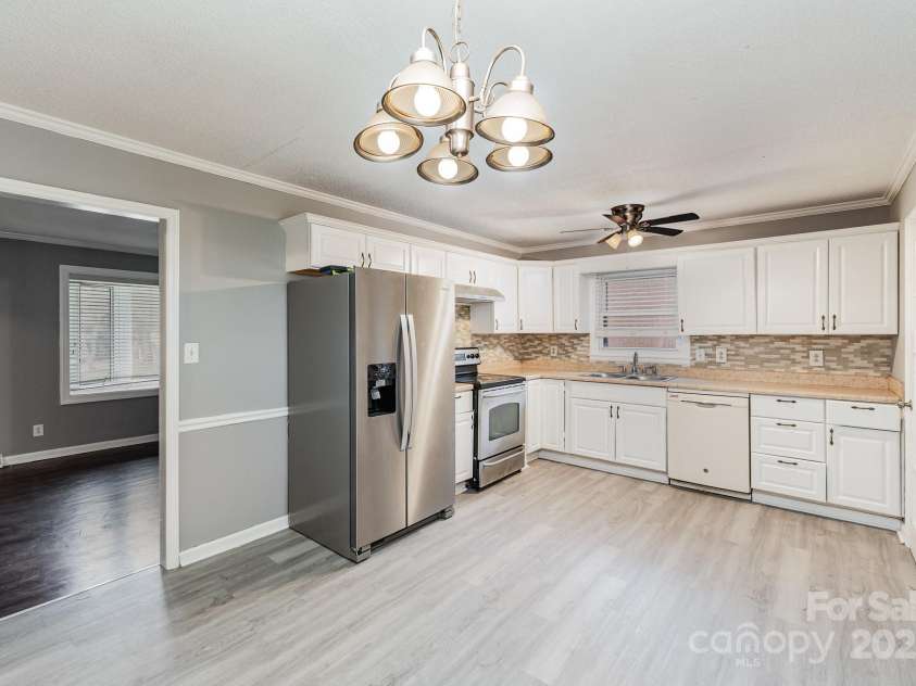 4815 Carriage Drive Circle, Charlotte, NC 28205.  MLS# CAR4222349, YatesRealty ID 5466. 