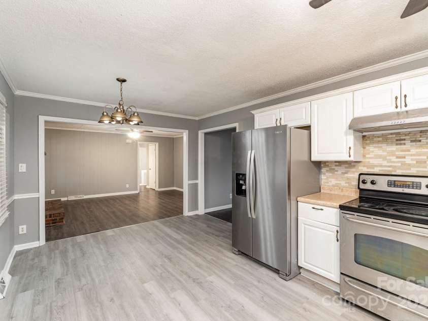 4815 Carriage Drive Circle, Charlotte, NC 28205.  MLS# CAR4222349, YatesRealty ID 5466. 