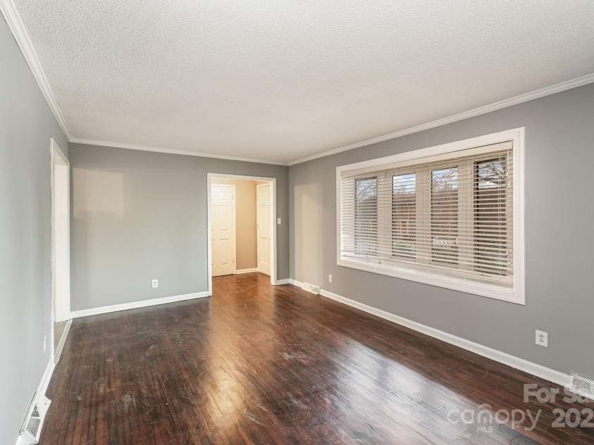 4815 Carriage Drive Circle, Charlotte, NC 28205.  MLS# CAR4222349, YatesRealty ID 5466. 