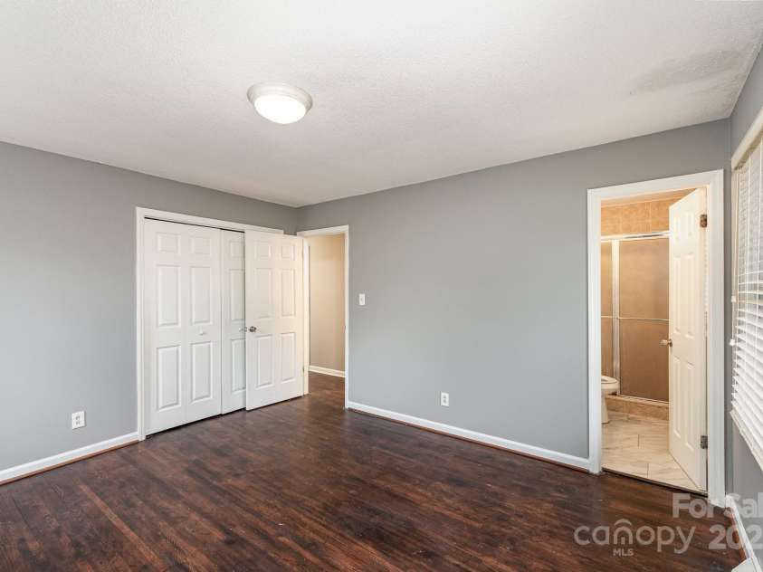 4815 Carriage Drive Circle, Charlotte, NC 28205.  MLS# CAR4222349, YatesRealty ID 5466. 