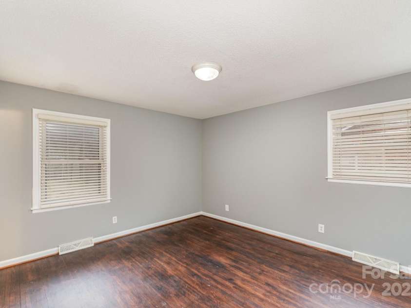 4815 Carriage Drive Circle, Charlotte, NC 28205.  MLS# CAR4222349, YatesRealty ID 5466. 