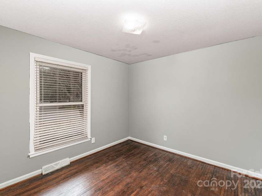 4815 Carriage Drive Circle, Charlotte, NC 28205.  MLS# CAR4222349, YatesRealty ID 5466. 