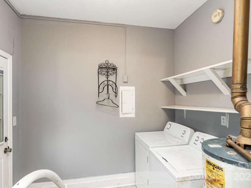 4815 Carriage Drive Circle, Charlotte, NC 28205.  MLS# CAR4222349, YatesRealty ID 5466. 