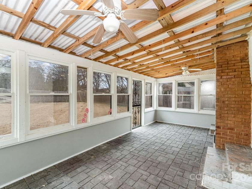 4815 Carriage Drive Circle, Charlotte, NC 28205.  MLS# CAR4222349, YatesRealty ID 5466. 