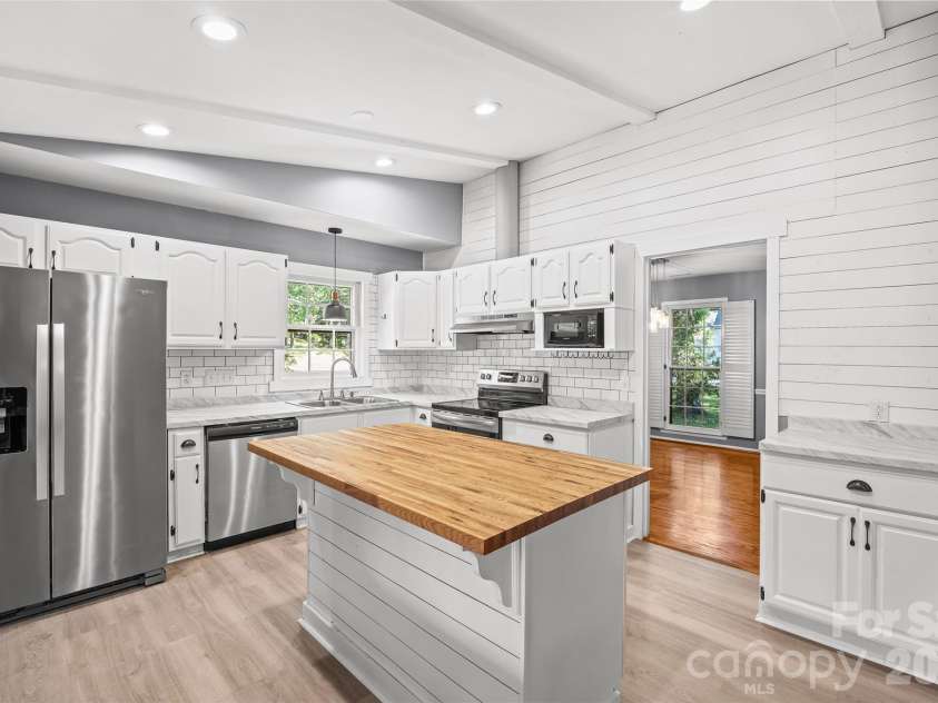 511 Morning Dale Road, Matthews, NC 28105.  MLS# CAR4420407, YatesRealty ID 54663. 