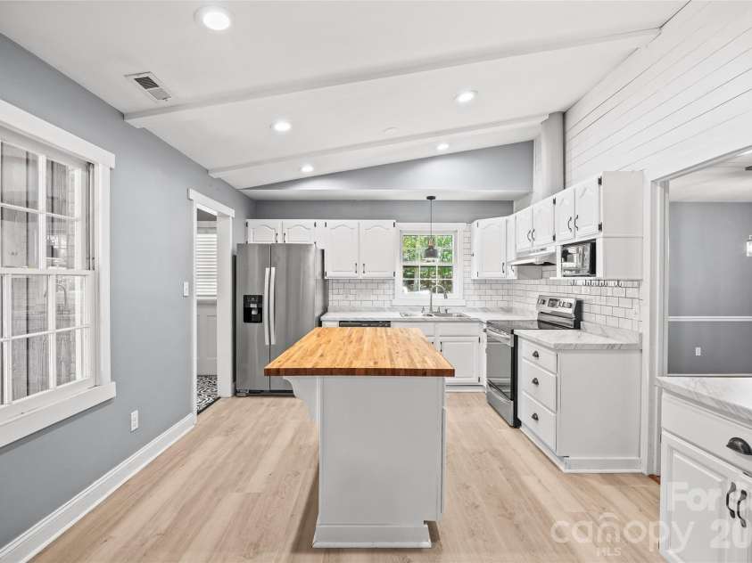 511 Morning Dale Road, Matthews, NC 28105.  MLS# CAR4420407, YatesRealty ID 54663. 