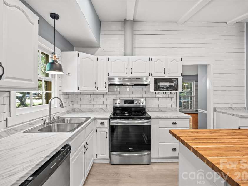 511 Morning Dale Road, Matthews, NC 28105.  MLS# CAR4420407, YatesRealty ID 54663. 