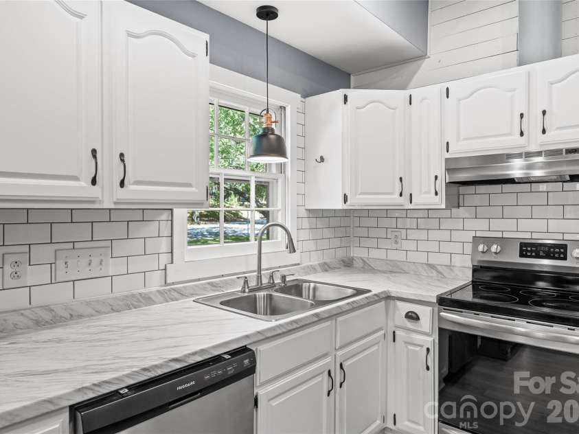 511 Morning Dale Road, Matthews, NC 28105.  MLS# CAR4420407, YatesRealty ID 54663. 