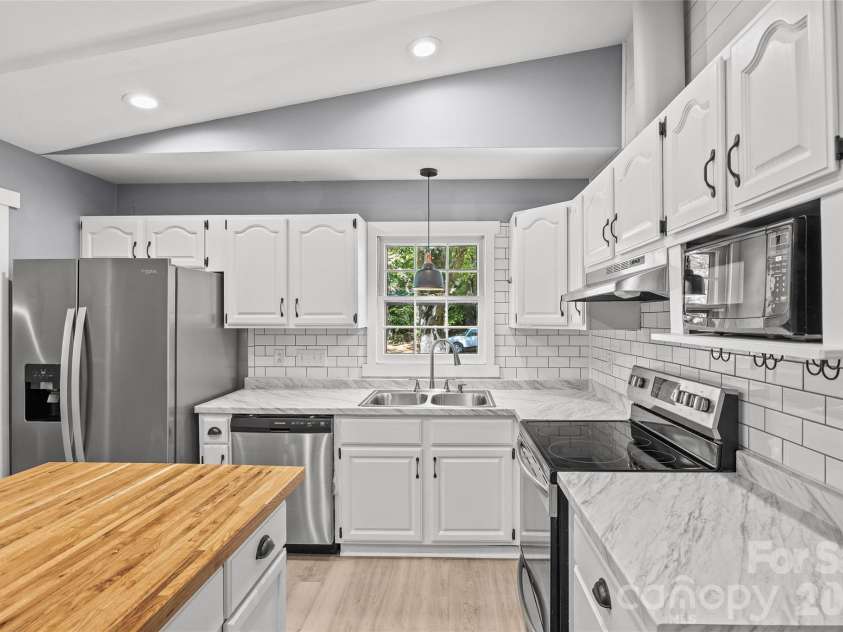 511 Morning Dale Road, Matthews, NC 28105.  MLS# CAR4420407, YatesRealty ID 54663. 