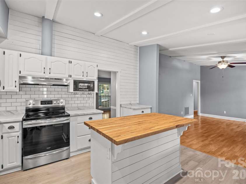 511 Morning Dale Road, Matthews, NC 28105.  MLS# CAR4420407, YatesRealty ID 54663. 