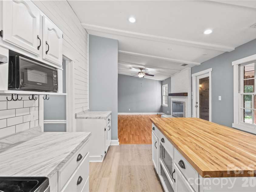511 Morning Dale Road, Matthews, NC 28105.  MLS# CAR4420407, YatesRealty ID 54663. 