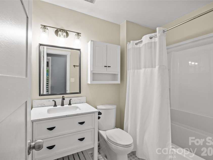 511 Morning Dale Road, Matthews, NC 28105.  MLS# CAR4420407, YatesRealty ID 54663. 