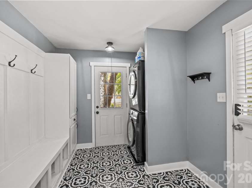 511 Morning Dale Road, Matthews, NC 28105.  MLS# CAR4420407, YatesRealty ID 54663. 