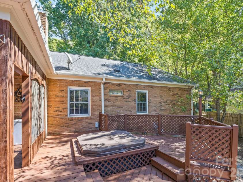 511 Morning Dale Road, Matthews, NC 28105.  MLS# CAR4420407, YatesRealty ID 54663. 