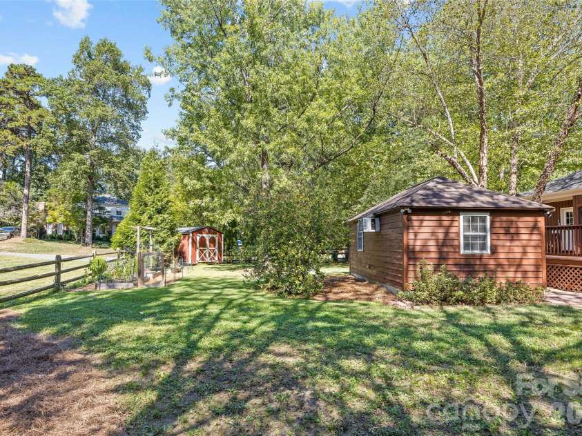 511 Morning Dale Road, Matthews, NC 28105.  MLS# CAR4420407, YatesRealty ID 54663. 