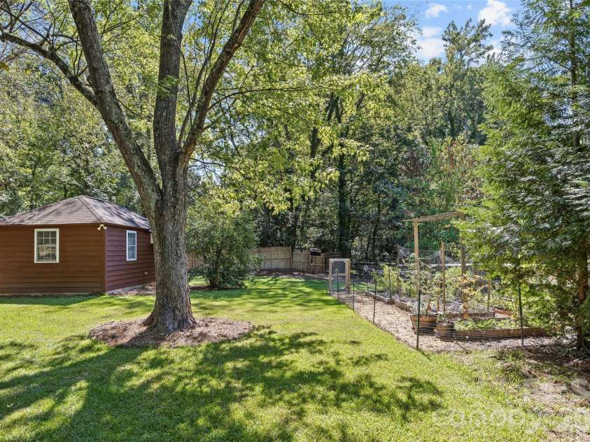 511 Morning Dale Road, Matthews, NC 28105.  MLS# CAR4420407, YatesRealty ID 54663. 