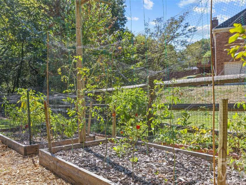 511 Morning Dale Road, Matthews, NC 28105.  MLS# CAR4420407, YatesRealty ID 54663. 
