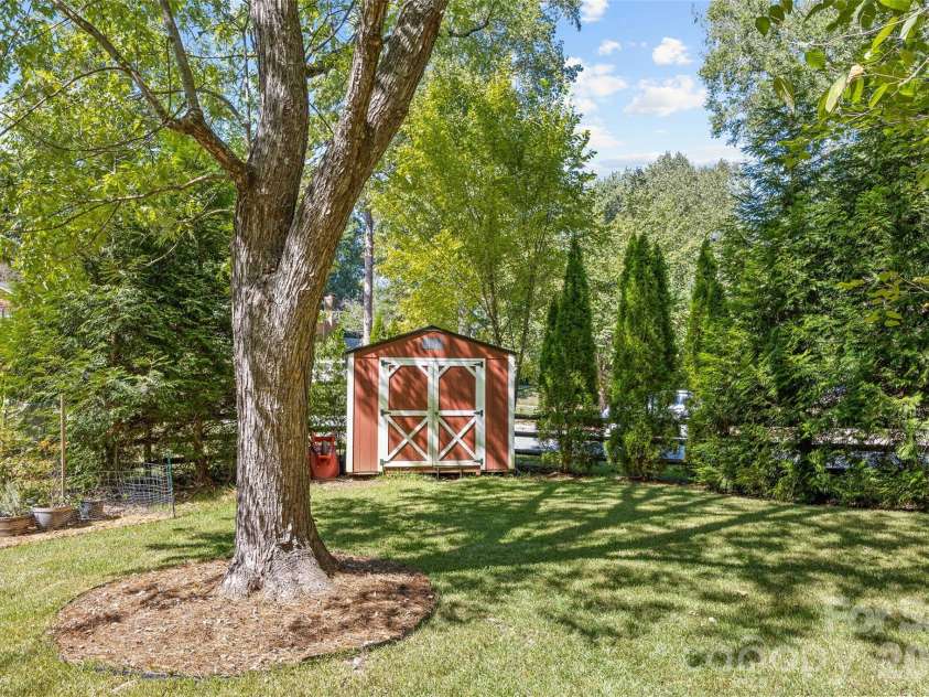 511 Morning Dale Road, Matthews, NC 28105.  MLS# CAR4420407, YatesRealty ID 54663. 