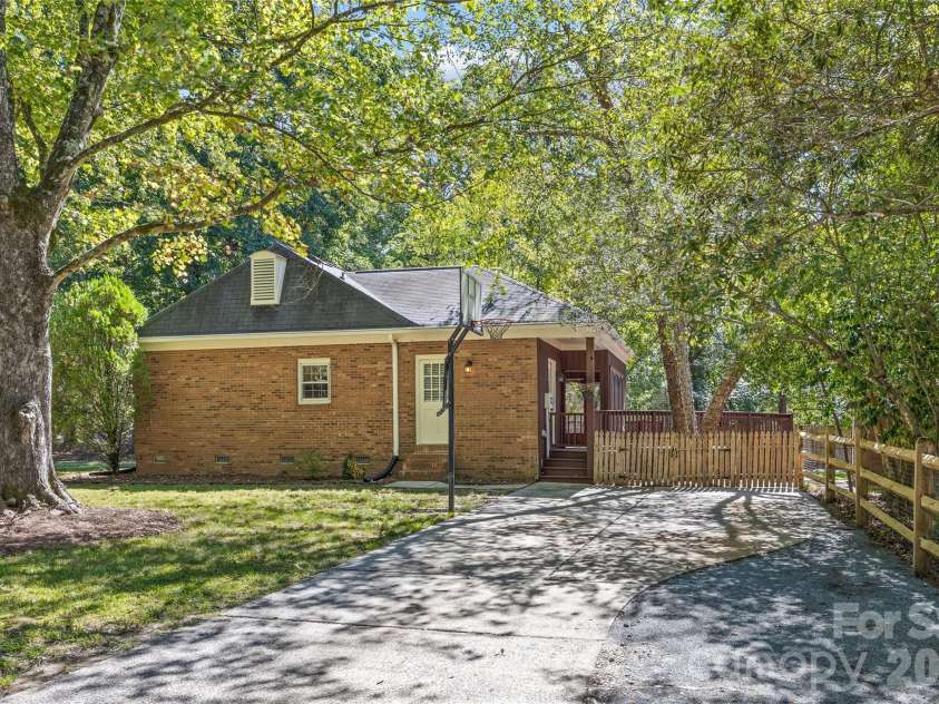 511 Morning Dale Road, Matthews, NC 28105.  MLS# CAR4420407, YatesRealty ID 54663. 