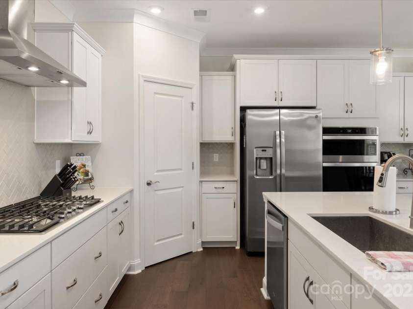 11031 Larkslea Lane, Charlotte, NC 28278.  MLS# CAR4271960, YatesRealty ID 5467. 