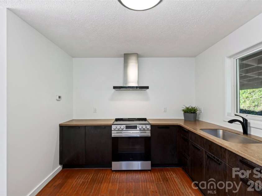53 Hemlock Street, Arden, NC 28704.  MLS# CAR4430956, YatesRealty ID 54671. Modern kitchen