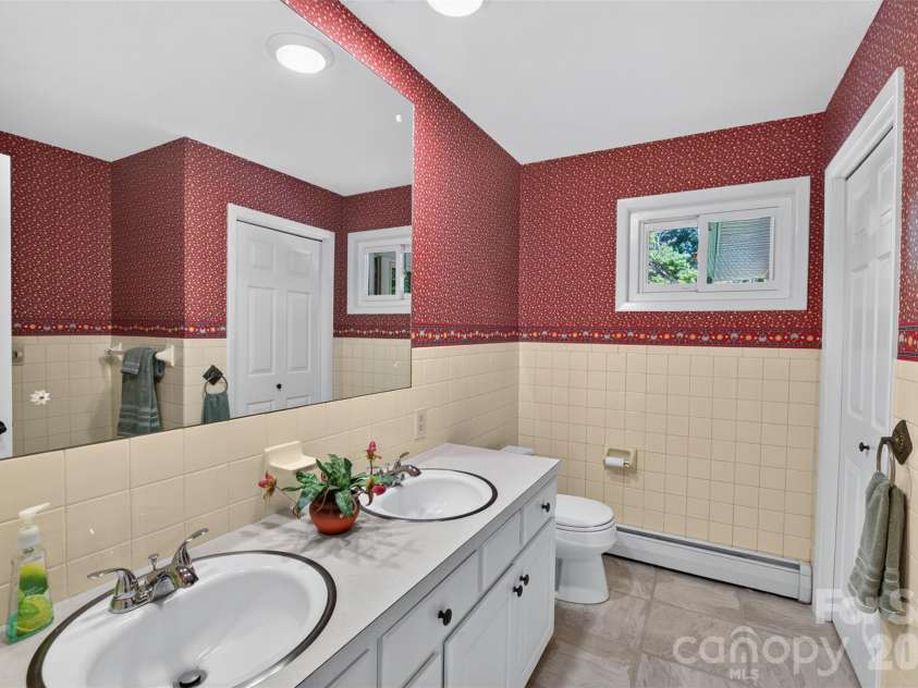 1007 Woodland Street, Valdese, NC 28690.  MLS# CAR4429584, YatesRealty ID 54673. Full Hall bath