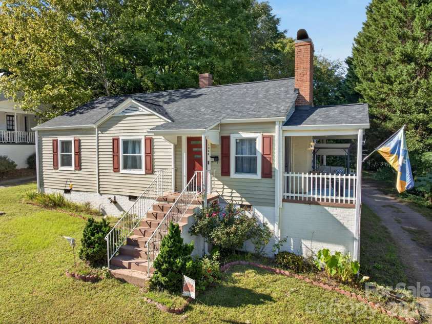 1068 14th Avenue, Hickory, NC 28601.  MLS# CAR4430656, YatesRealty ID 54676. 
