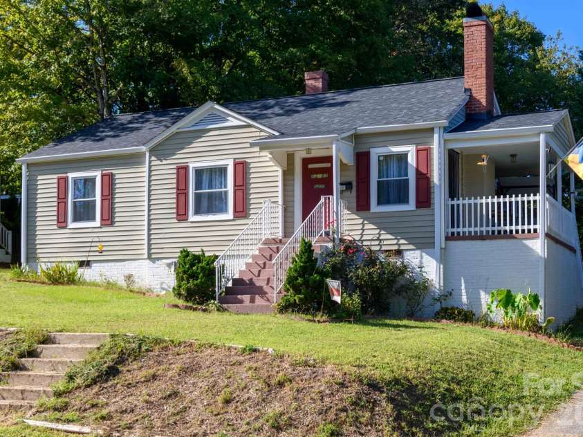 1068 14th Avenue, Hickory, NC 28601.  MLS# CAR4430656, YatesRealty ID 54676. 