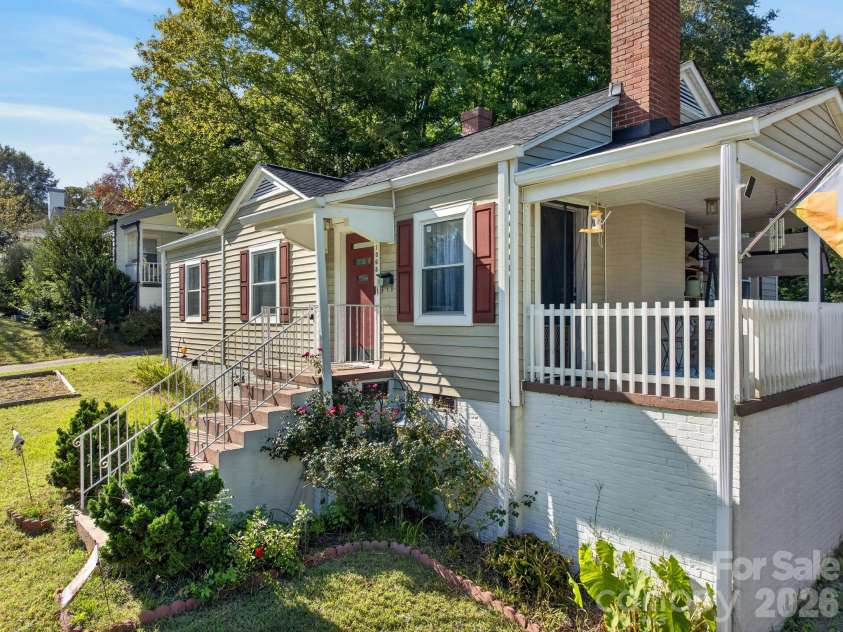 1068 14th Avenue, Hickory, NC 28601.  MLS# CAR4430656, YatesRealty ID 54676. 