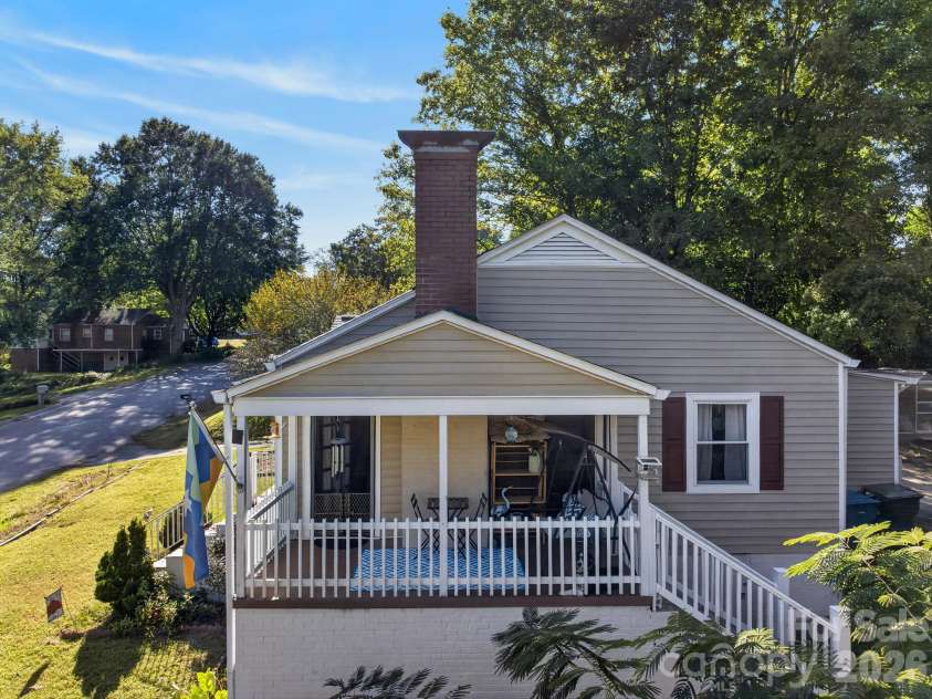 1068 14th Avenue, Hickory, NC 28601.  MLS# CAR4430656, YatesRealty ID 54676. 