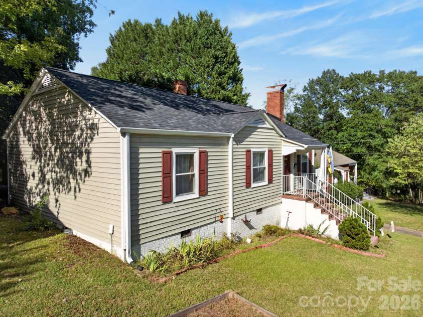 1068 14th Avenue, Hickory, NC 28601.  MLS# CAR4430656, YatesRealty ID 54676. 