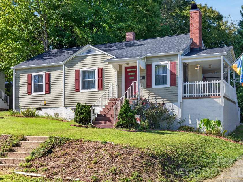 1068 14th Avenue, Hickory, NC 28601.  MLS# CAR4430656, YatesRealty ID 54676. 