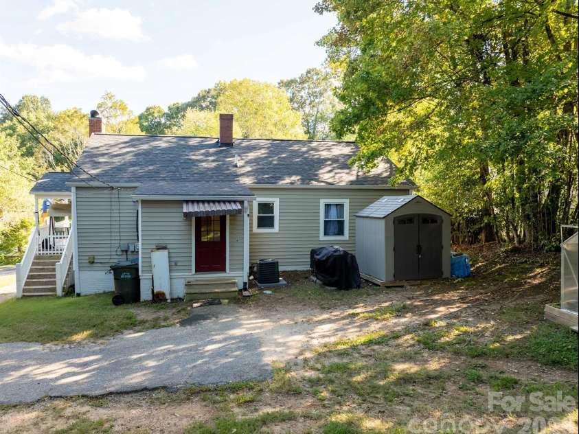 1068 14th Avenue, Hickory, NC 28601.  MLS# CAR4430656, YatesRealty ID 54676. 