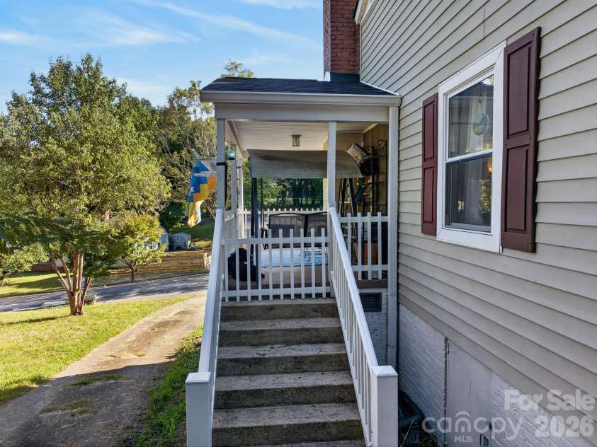 1068 14th Avenue, Hickory, NC 28601.  MLS# CAR4430656, YatesRealty ID 54676. 